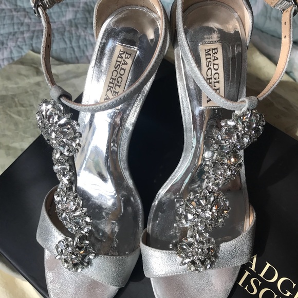 Badgley Mischka Silver Wedges 7.5 - Picture 5 of 7